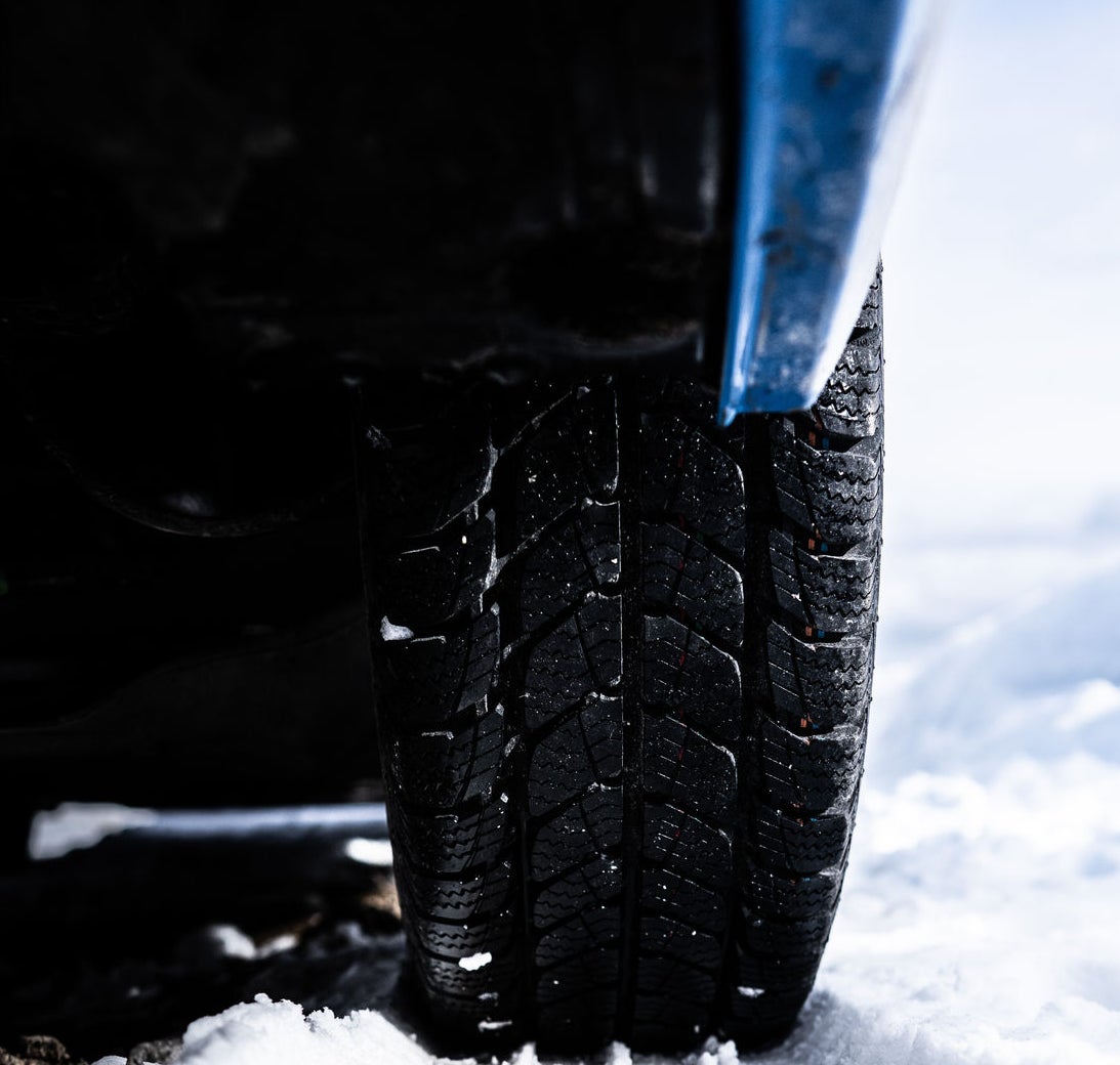 Blue van on Semperit VAN-GRIP 3 tyres creates tracks in the snow