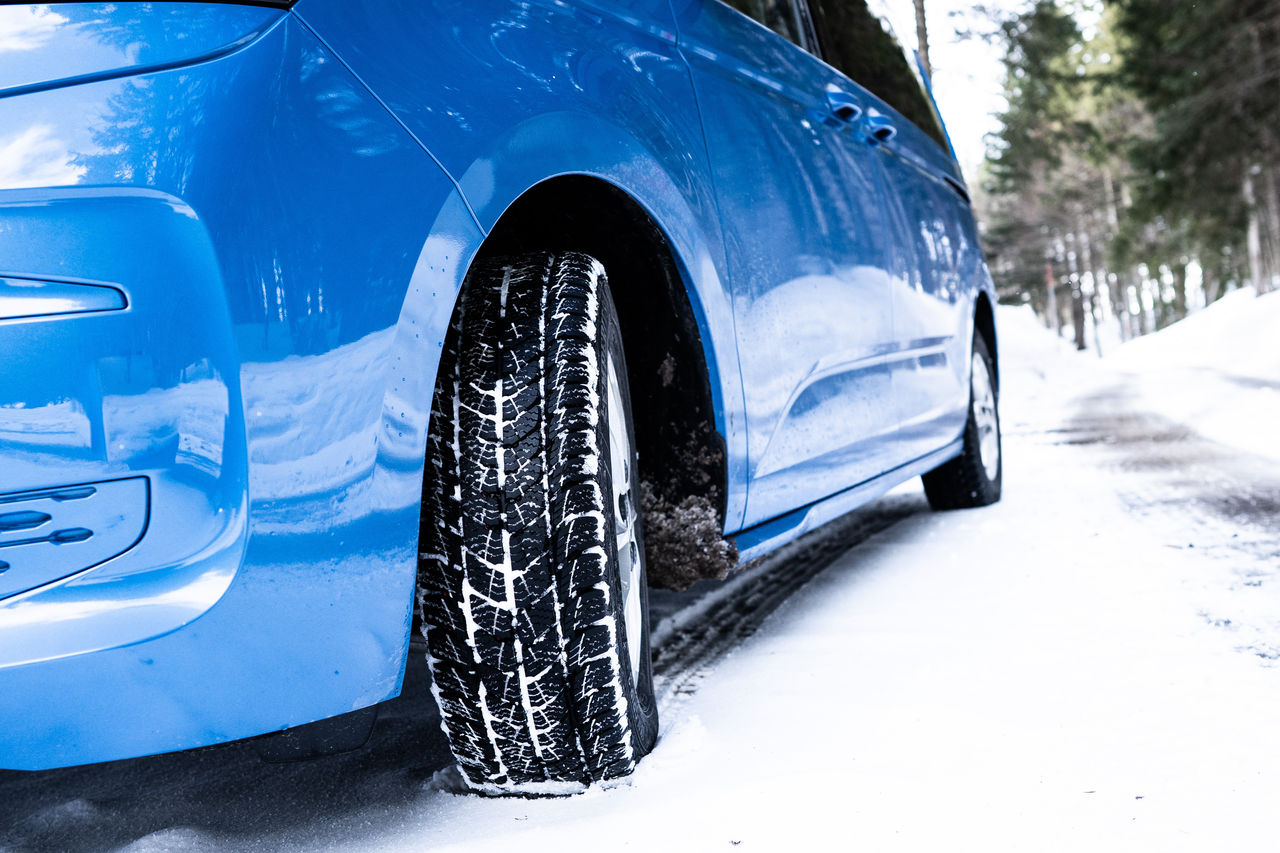 Blue van on Semperit VAN-GRIP 3 tyres drives on snowy regional road